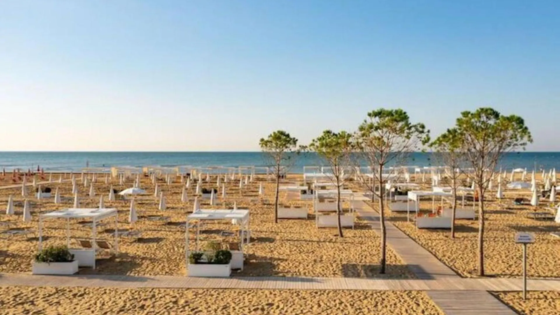 Warm And Bright Apartment In Bibione Near The Sea
